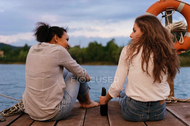 Дві жінки розслабляються на пірсі — стокове фото