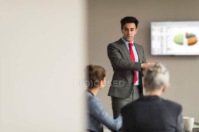 Empresário fazendo apresentação de escritório — Fotografia de Stock