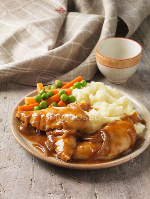 Plate of chicken, gravy and vegetables — Stock Photo