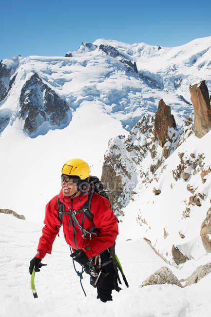 Sorrindo homem escalando na montanha — Fotografia de Stock