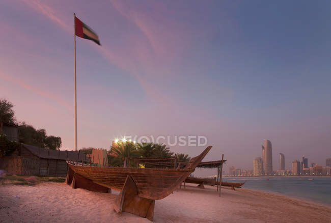Canoa e bandeira na praia de areia — Fotografia de Stock