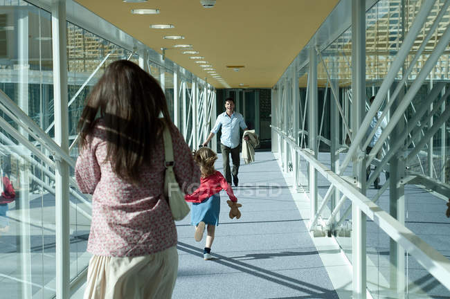 Familia en el aeropuerto llegadas pasarela - foto de stock