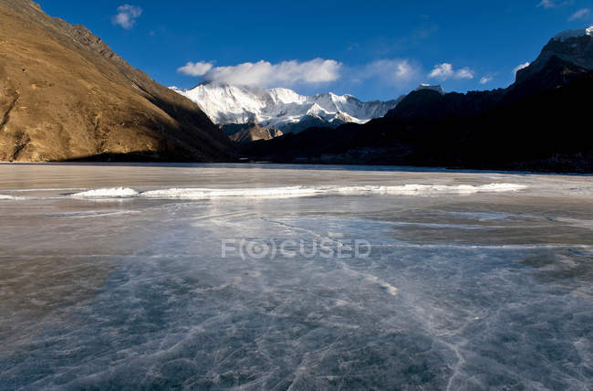 Montañas con vistas al valle congelado - foto de stock
