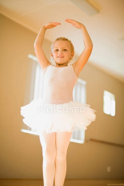 Posando menina em traje de balé — Fotografia de Stock