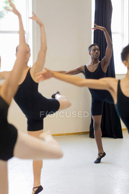 Bailarinos praticando em estúdio — Fotografia de Stock
