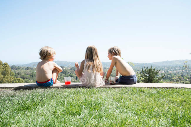Drei Kinder beim Picknick — Stockfoto