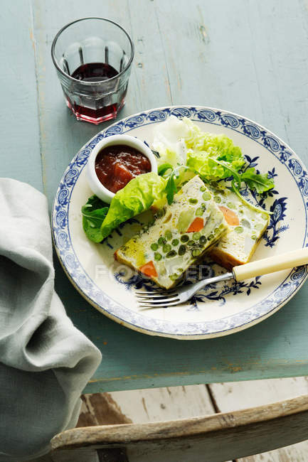 Plate of quiche with jam and lettuce — Stock Photo