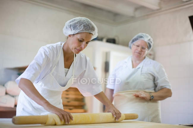 Trainee rolling dough for pasta — Stock Photo