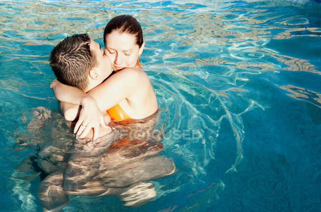 Coppia baci in piscina — Foto stock