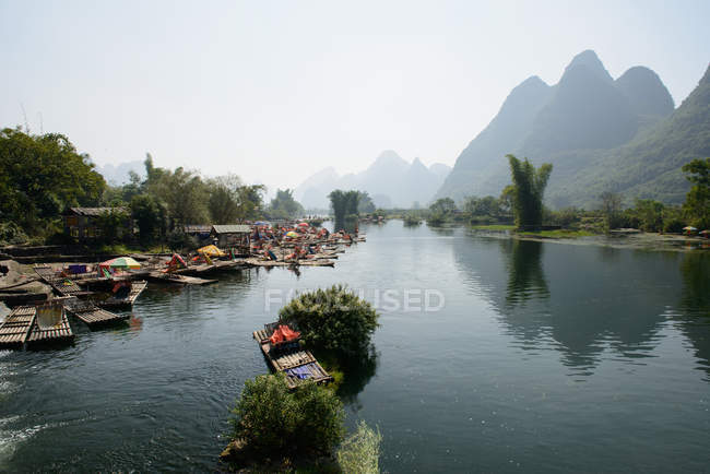 Barcos atracados en un lago tranquilo - foto de stock