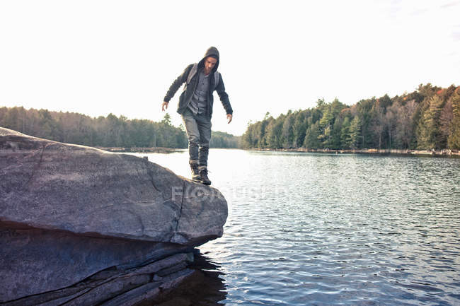 Homme marchant sur le rocher — Photo de stock