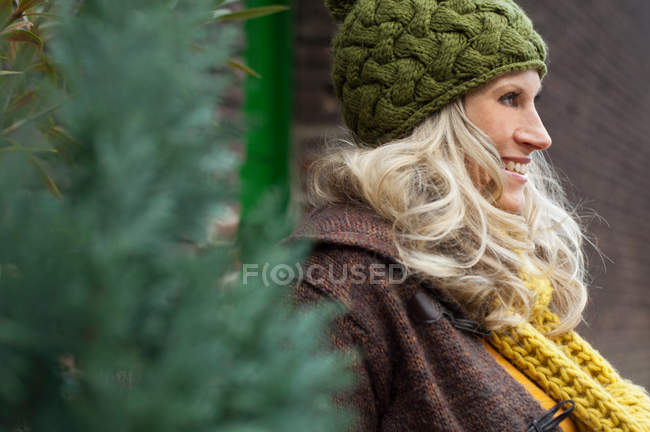Femme mûre souriante en bonnet tricoté — Photo de stock