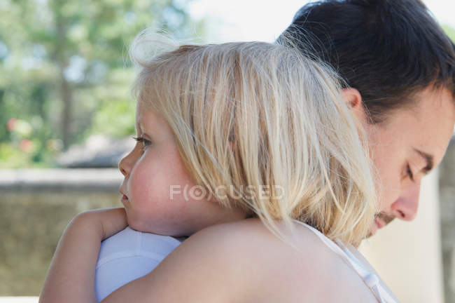 Портрет отца обнимающего дочь — стоковое фото