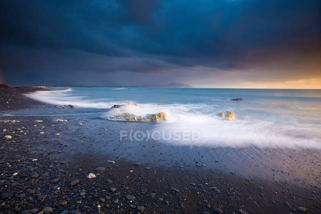 Волны смываются на песчаном пляже — стоковое фото