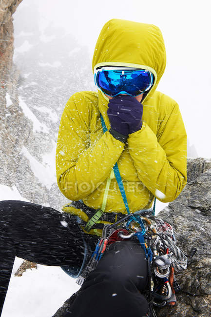 Mujer sentada en la nieve - foto de stock