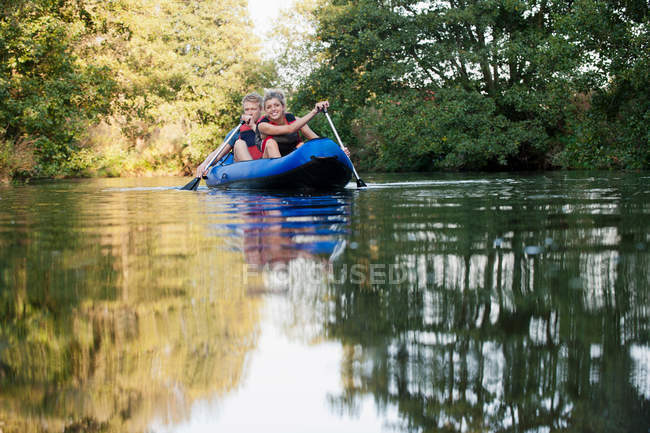 Kayak en couple dans le ruisseau — Photo de stock