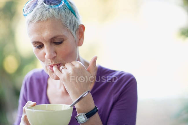 Mulher degustação tigela de comida — Fotografia de Stock