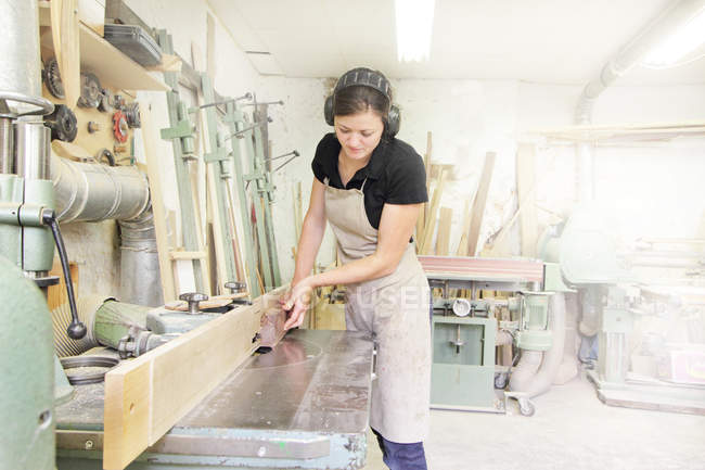 Menuisier femme travaillant en atelier — Photo de stock