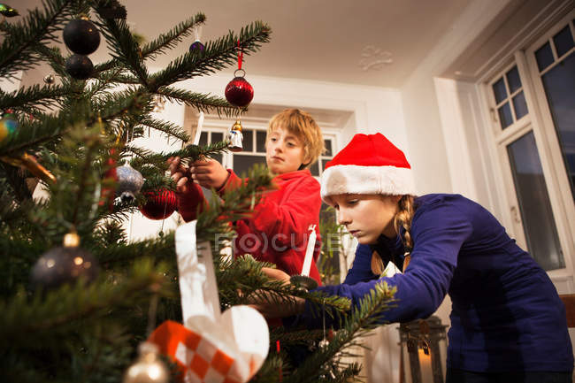 Niños decorando árbol de Navidad - foto de stock