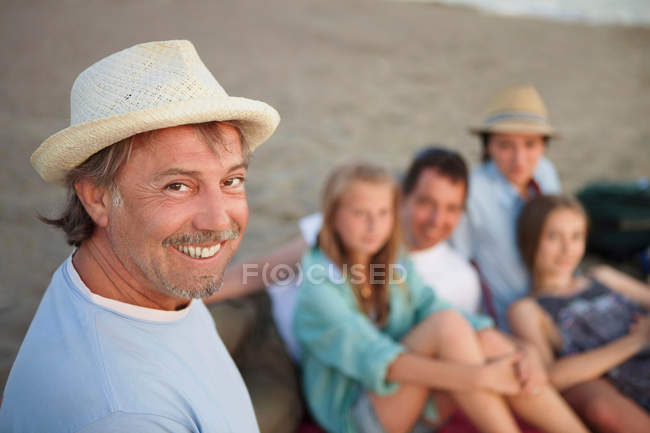 Sonriente hombre con familia - foto de stock