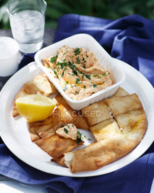 Flatbread with capsicum and onion dip — Stock Photo