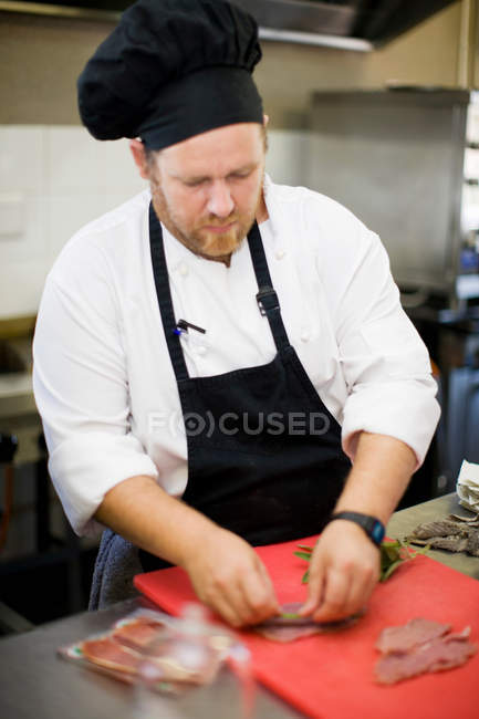 Chef en el trabajo en cocina - foto de stock