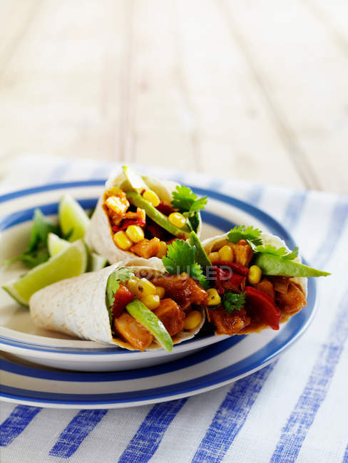 Chicken and vegetable wraps — Stock Photo
