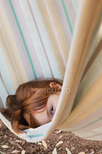 Junges Mädchen schaut aus einer Hängematte — Stockfoto