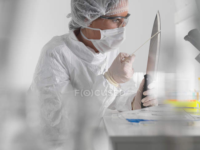 Cientista forense com provas — Fotografia de Stock