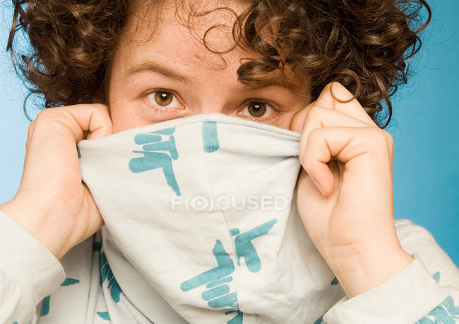 Man covering face with hoodie — Stock Photo