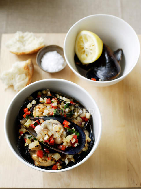 Mussels with capsicum salad — Stock Photo