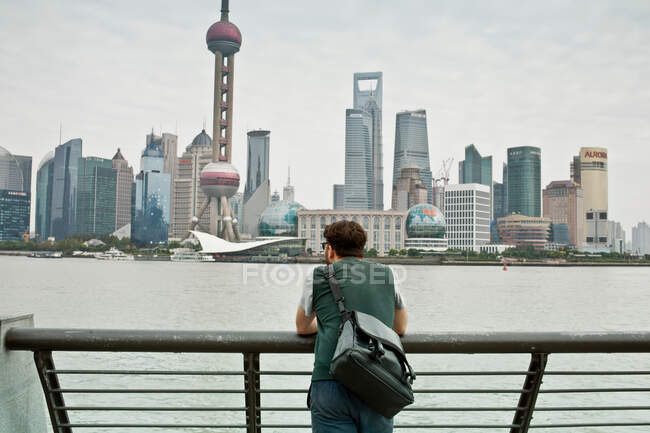 Hombre con vistas al horizonte de la ciudad - foto de stock
