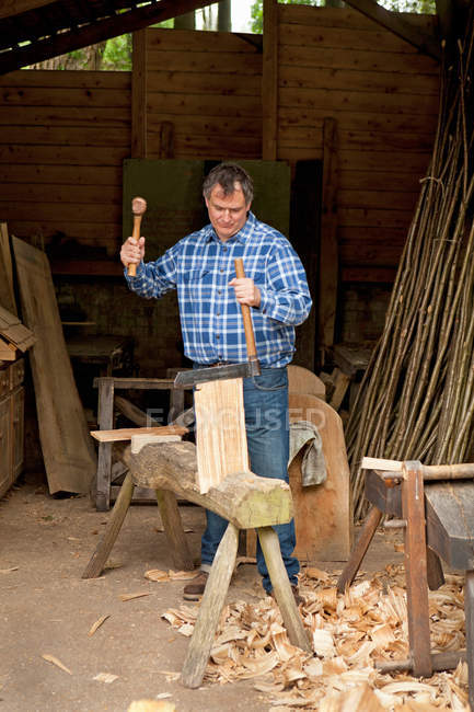 Mann schnitzte Holz im Geschäft — Stockfoto