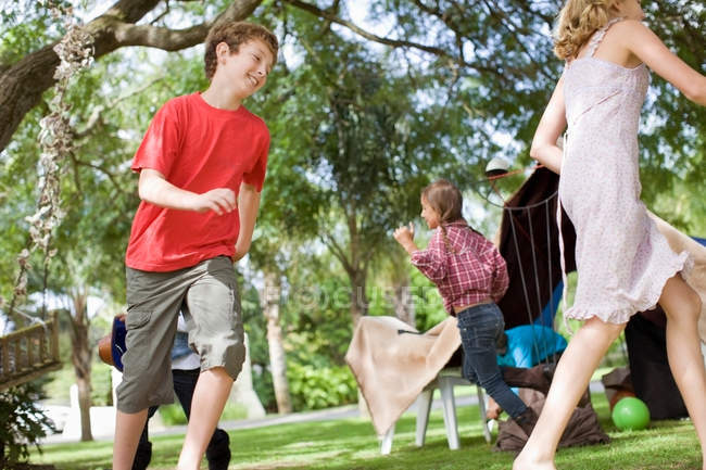 Дети играют вместе на заднем дворе — стоковое фото