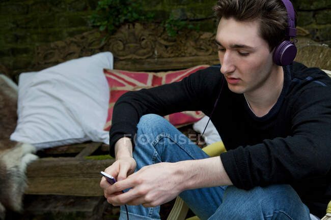 Adolescente ragazzo ascoltando lettore mp3 — Foto stock