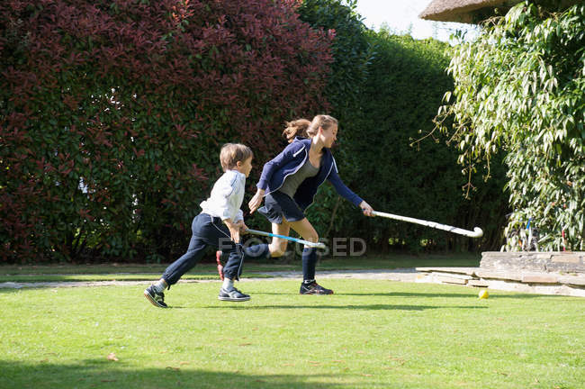 Bambini che giocano a hockey sul cortile — Foto stock