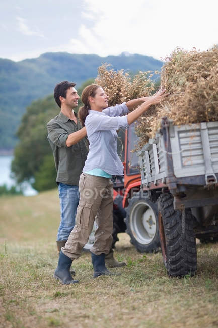 Agriculteurs chargement camion — Photo de stock