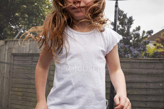 Fille portant chemise blanche à l'extérieur — Photo de stock