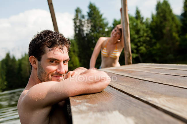 Paar schwimmt im See — Stockfoto