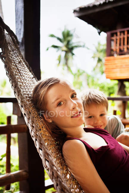 Children laying in hammock — Stock Photo