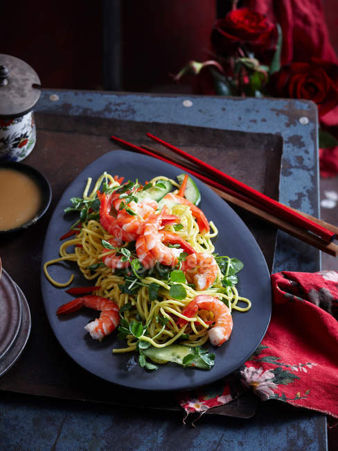 Plate of prawns and noodles — Stock Photo
