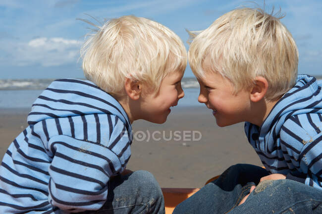 Due giovani fratelli felici in spiaggia — Foto stock