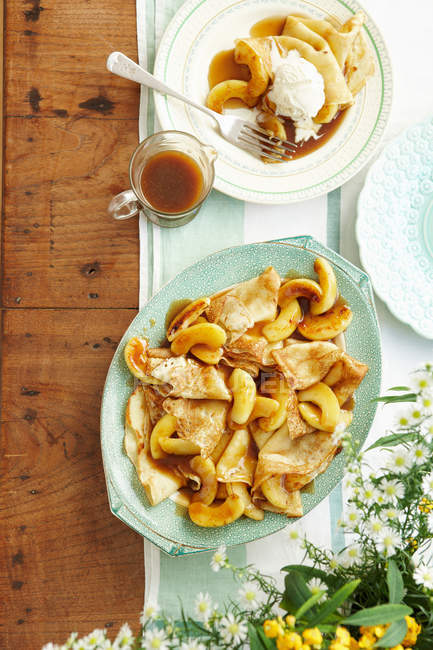 Toffee apple pancakes and sauce — Stock Photo