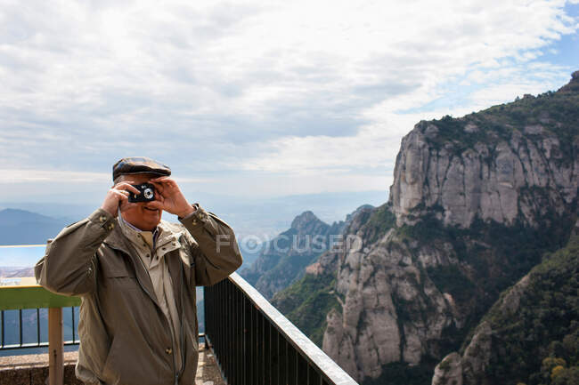 Homme prenant une photo sur le balcon à Santa Maria de Montserrat, Catalogne, Espagne — Photo de stock