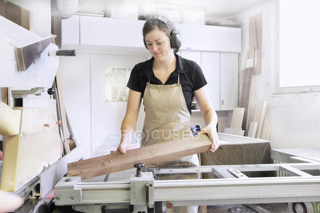 Carpinteiro trabalhando em oficina — Fotografia de Stock