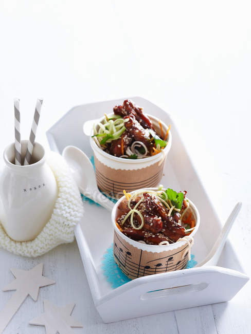 Saladas de carne bovina e macarrão em copos — Fotografia de Stock