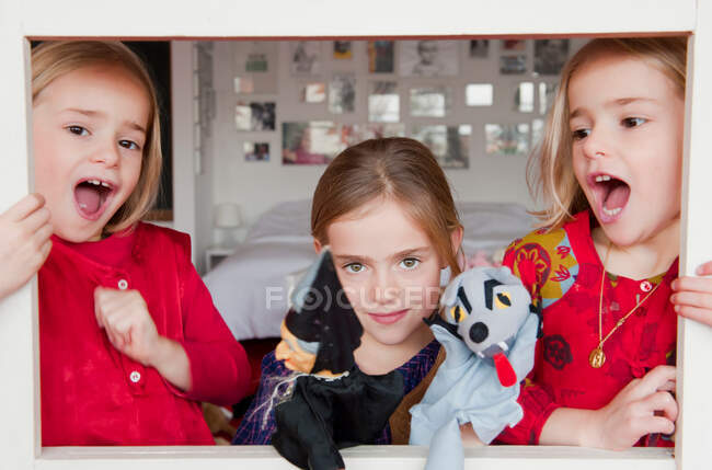 Meninas tendo show de fantoches no quarto — Fotografia de Stock