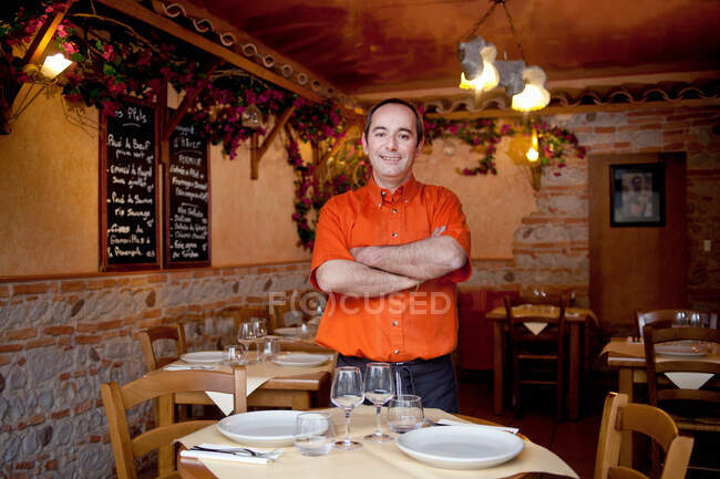 Restaurador en su restaurante - foto de stock