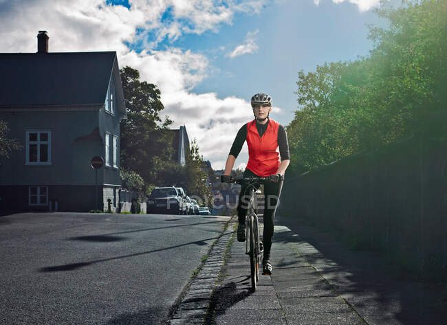 Mujer ciclismo en la calle de la ciudad - foto de stock