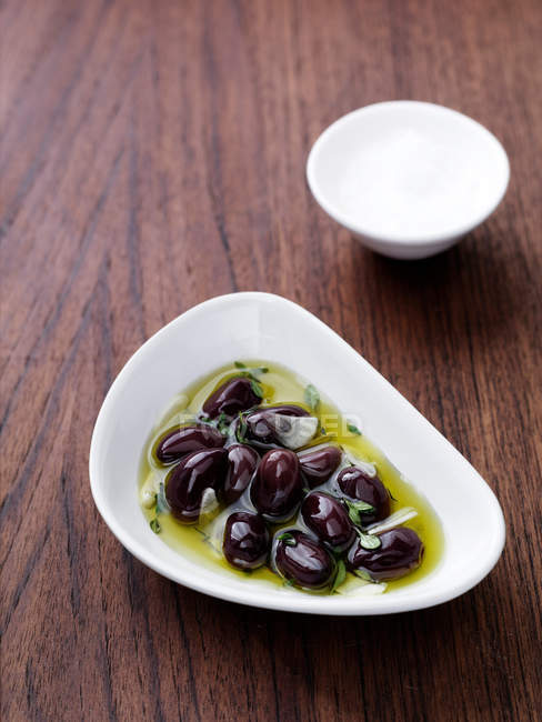 Чорні оливки з масла в миску — стокове фото